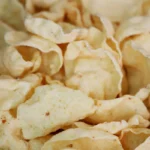 Keripik goreng renyah berwarna keemasan dalam tampilan close-up yang menggugah selera